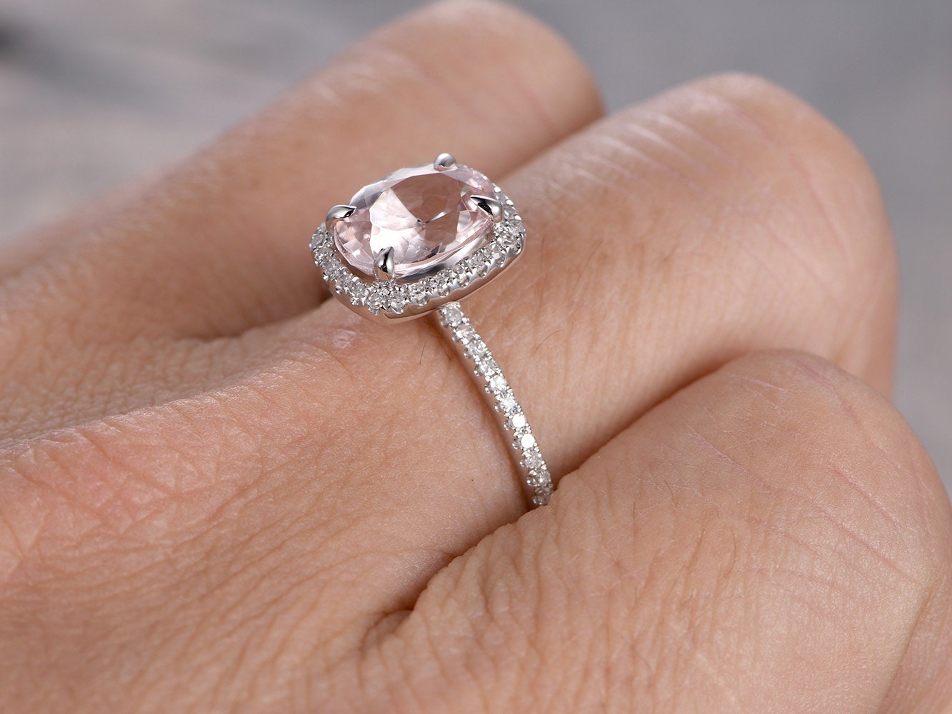 Кольцо с морганитом из белого золота 14K, обручальное кольцо с бриллиантами огранки «подушка» и ореолом из бриллиантов, помолвочное кольцо с овальным морганитом 6x8 мм, кольцо-солитер с морганитом, обручальное кольцо.