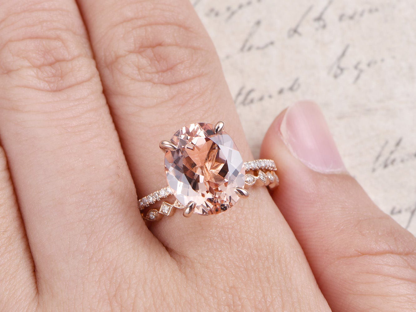 Ensemble de bagues de fiançailles en or rose 14 carats serties de diamants et ornées d'une morganite naturelle VS ovale de 10 x 12 mm.