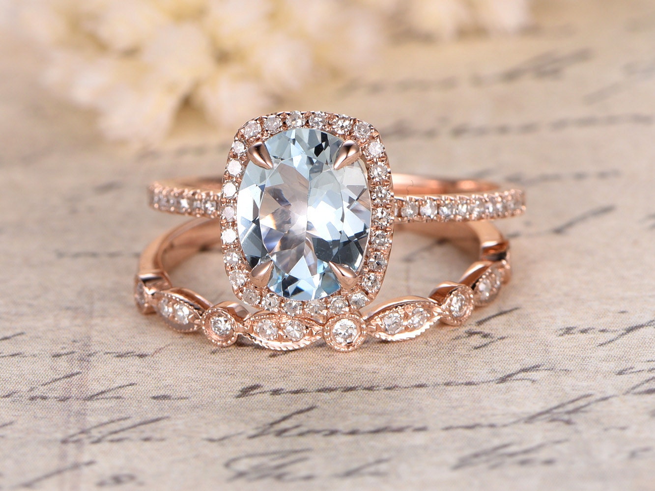 Ensemble parfait ! Bague en or rose 14 carats avec aigue-marine ovale 7x9 mm. Ensemble bague de fiançailles, bague de promesse et bague d'anniversaire.