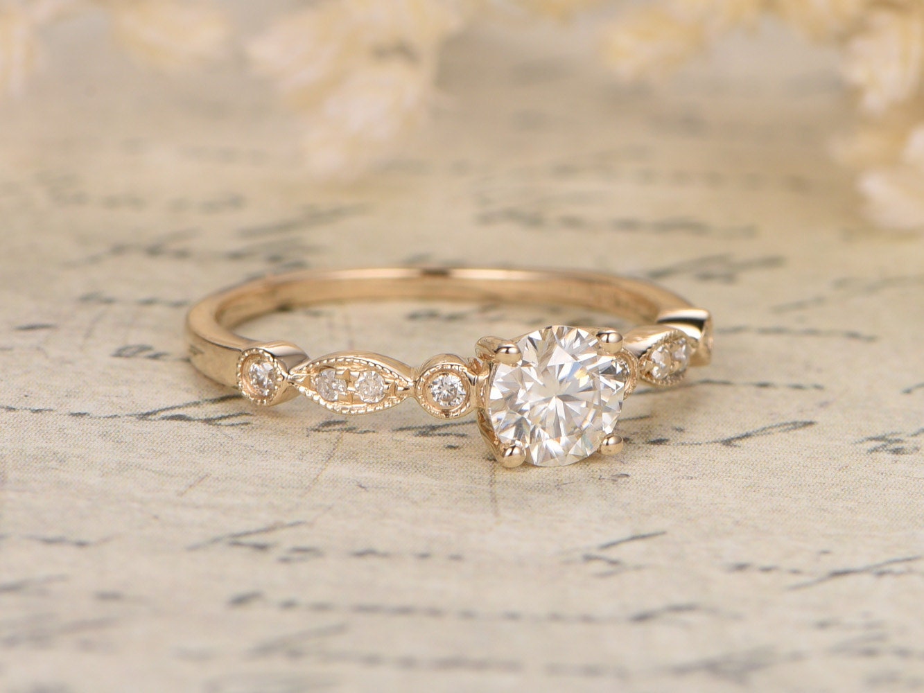 Bague de fiançailles en moissanite, moissanite taille ronde 5 mm, style Art déco, alliance en or jaune 14 carats, bague délicate, style vintage