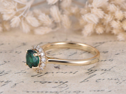 Bague de fiançailles/alliance en or jaune 14 carats avec émeraude traitée en laboratoire, pierre de naissance de mai, émeraude de 6 mm, bague de mariée sertie d'un halo de diamants de 1,5 mm.