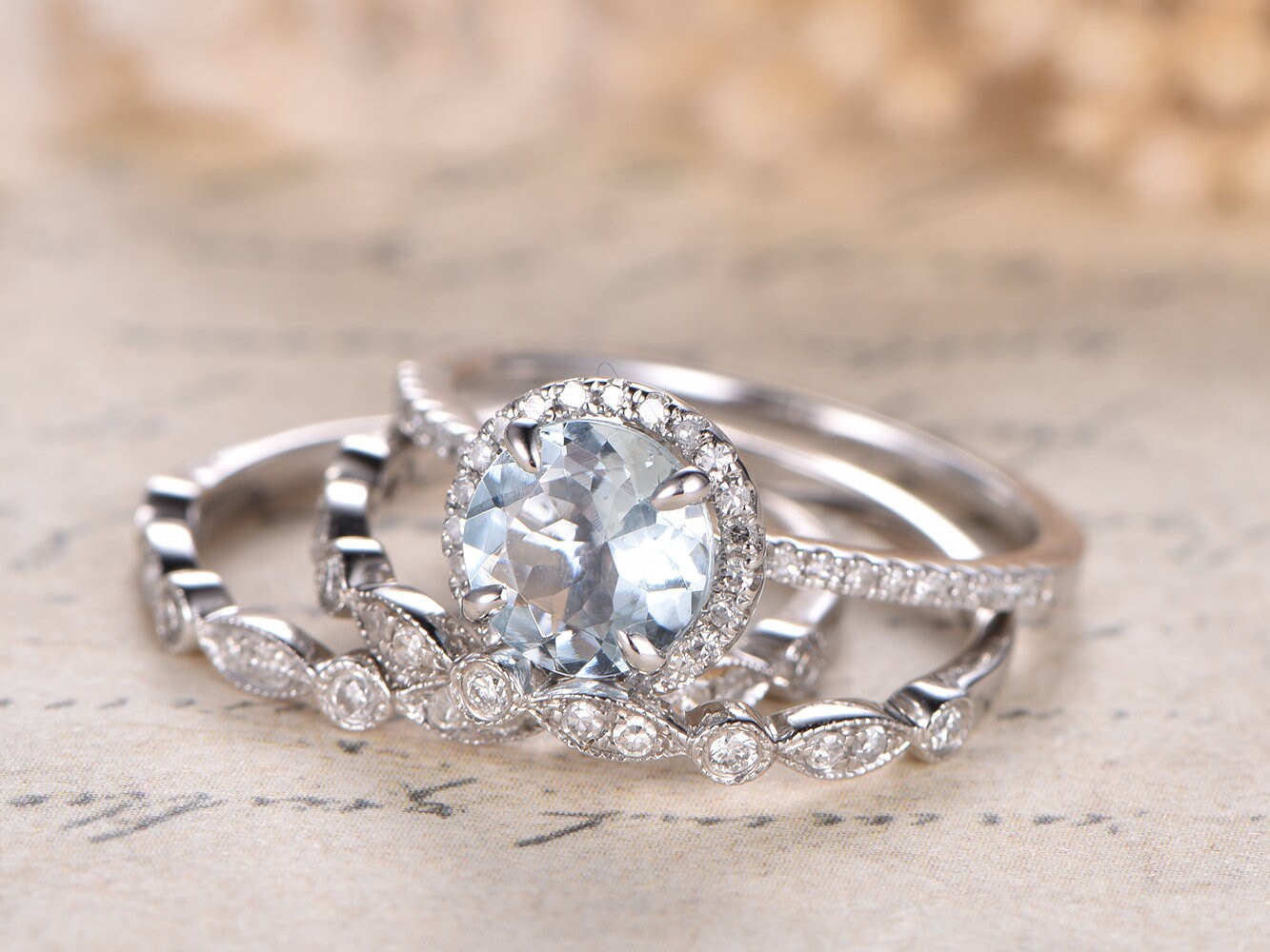 Ensemble de bague de fiançailles en aigue-marine, alliance en or blanc 14 carats avec diamants et halo, bague solitaire en aigue-marine 7 mm, ensemble de bagues de mariée décoratives (3 pièces).