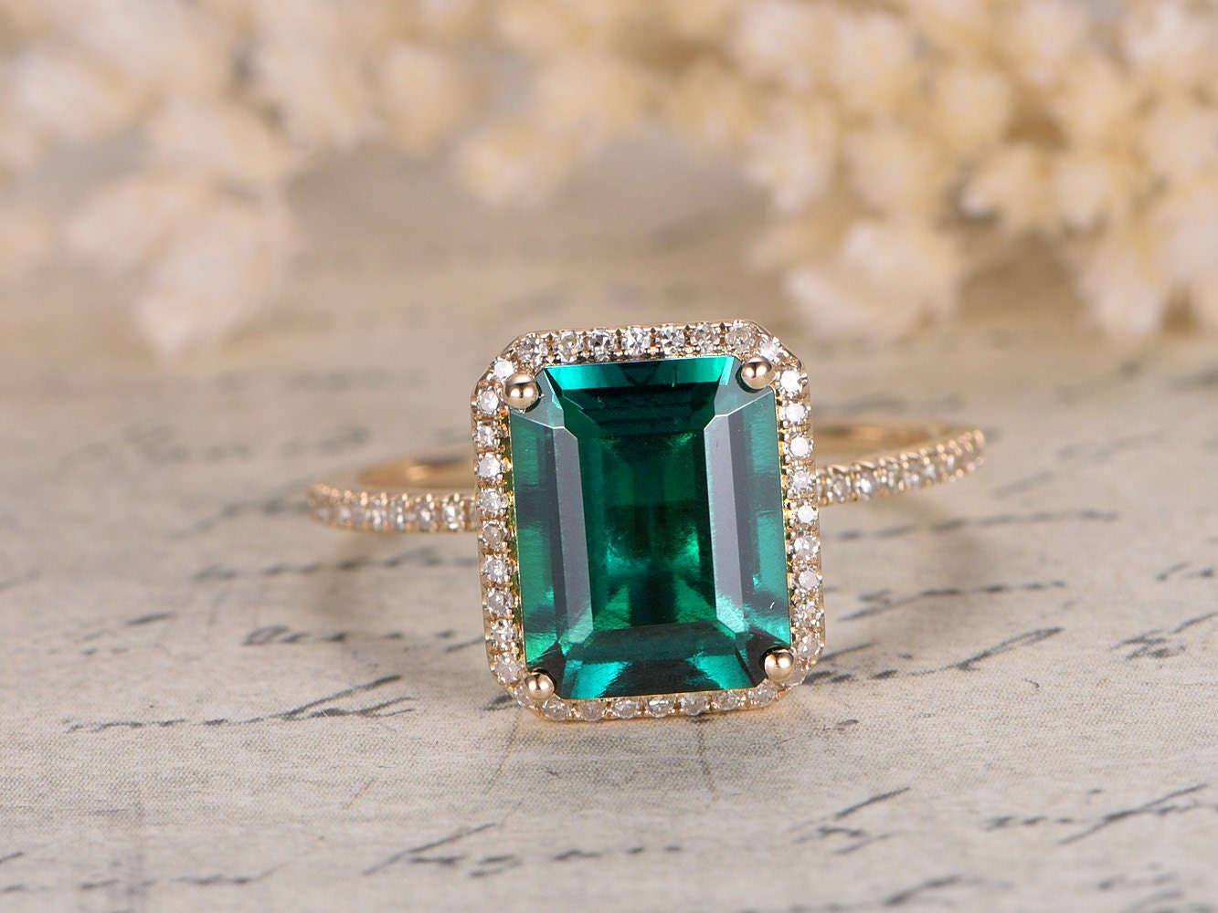 Bague de fiançailles en or jaune 14 carats avec émeraude de 6 x 8 mm, pierre de naissance de mai, sertie d'un halo d'émeraude et de griffes boules.
