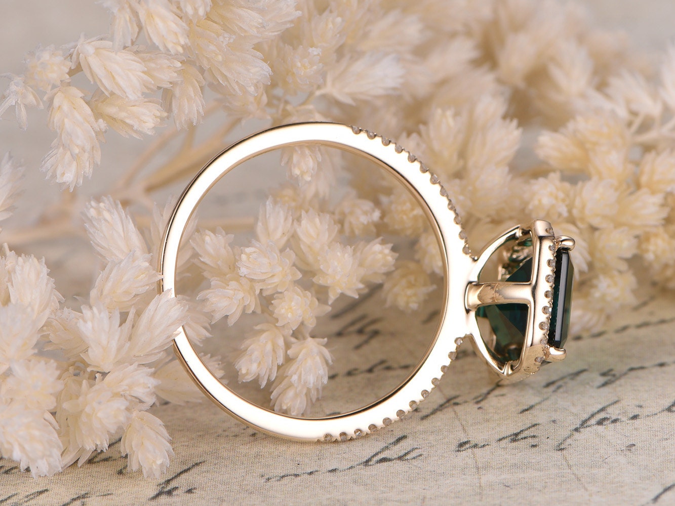 Bague de fiançailles en or jaune 14 carats avec émeraude de 6 x 8 mm, pierre de naissance de mai, sertie d'un halo d'émeraude et de griffes boules.