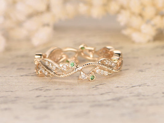 Bague Valentine Tsavorites, Alliance ancienne en or jaune 14 carats sertie de diamants et de tsavorites, motif tourbillon et milgrain, style Art nouveau.