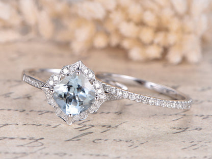 Ensemble de deux bagues de mariage en or blanc 14 carats, serties d'une aigue-marine taille coussin de 7 mm et de diamants.