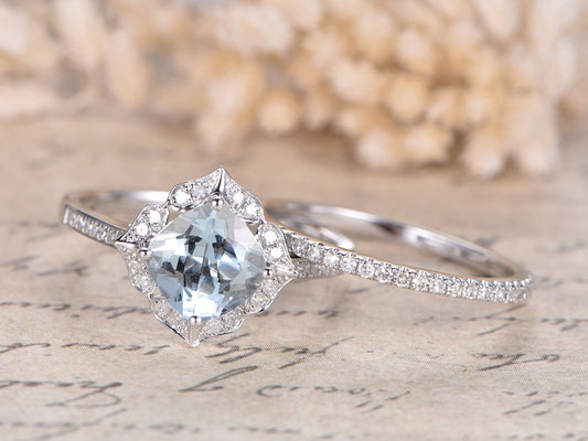 Ensemble de deux bagues de mariage en or blanc 14 carats, serties d'une aigue-marine taille coussin de 7 mm et de diamants.