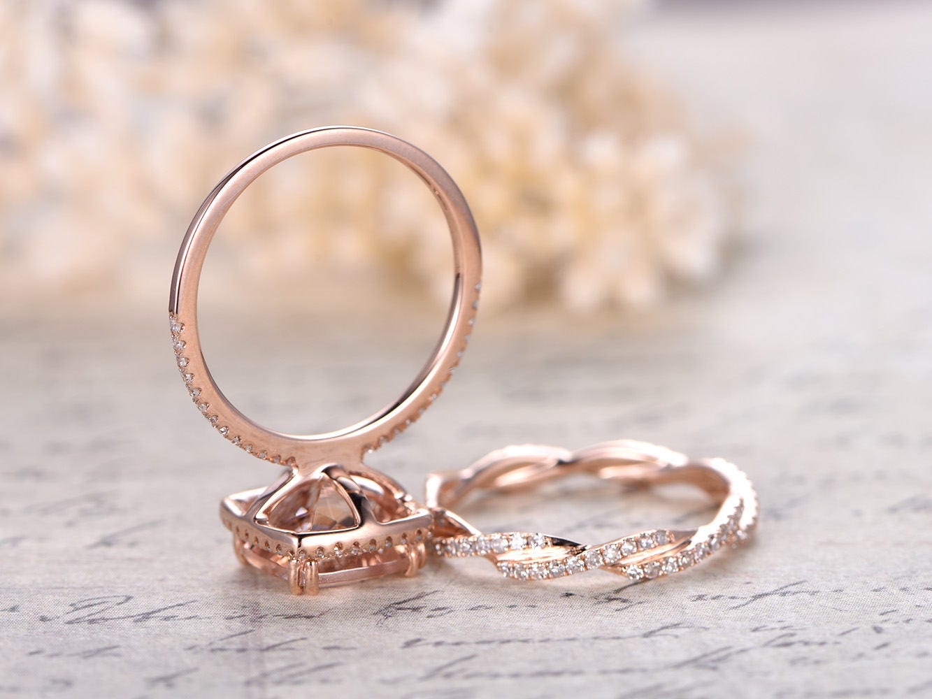 Ensemble de bagues en or rose 14 carats avec morganite, bague de fiançailles, alliance et diamants (2 carats). Bague d'éternité à anneau fendu.