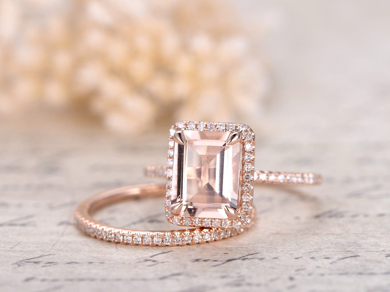 Ensemble de bagues en or rose 14 carats : bague de fiançailles et alliance en morganite taille émeraude (6 x 8 mm) et diamants.