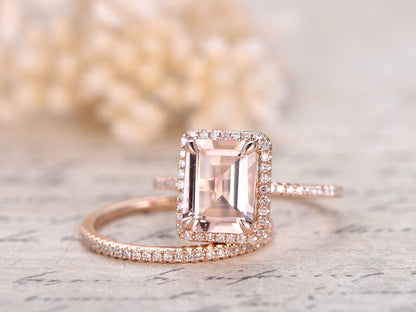 Ensemble de bagues en or rose 14 carats : bague de fiançailles et alliance en morganite taille émeraude (6 x 8 mm) et diamants.