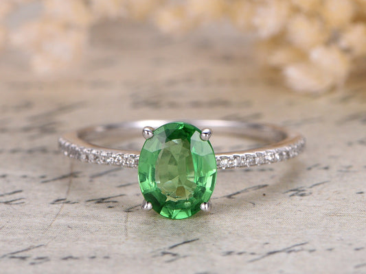Bague en or blanc 14 carats avec diamant tsavorite ovale naturel et grenat vert. Bague de fiançailles avec pierre précieuse naturelle verte.