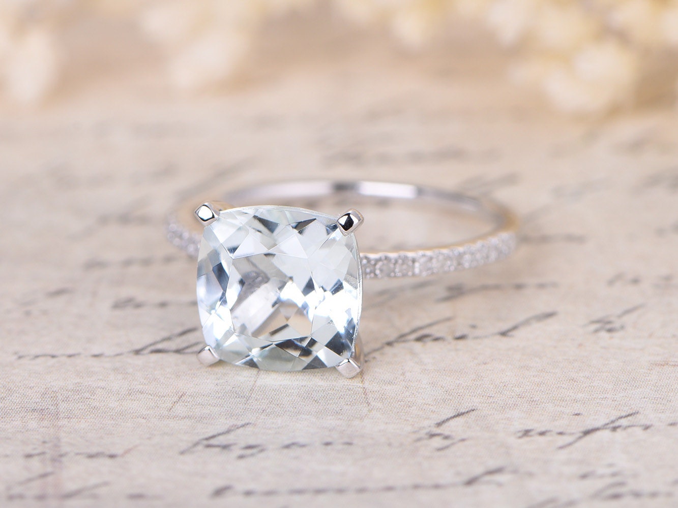 Bague en or blanc 14 carats avec aigue-marine taille coussin de 8 mm, bague de fiançailles en aigue-marine, pierre de naissance de mars, sertie de diamants, anneau pavé de diamants, pierre précieuse bleue