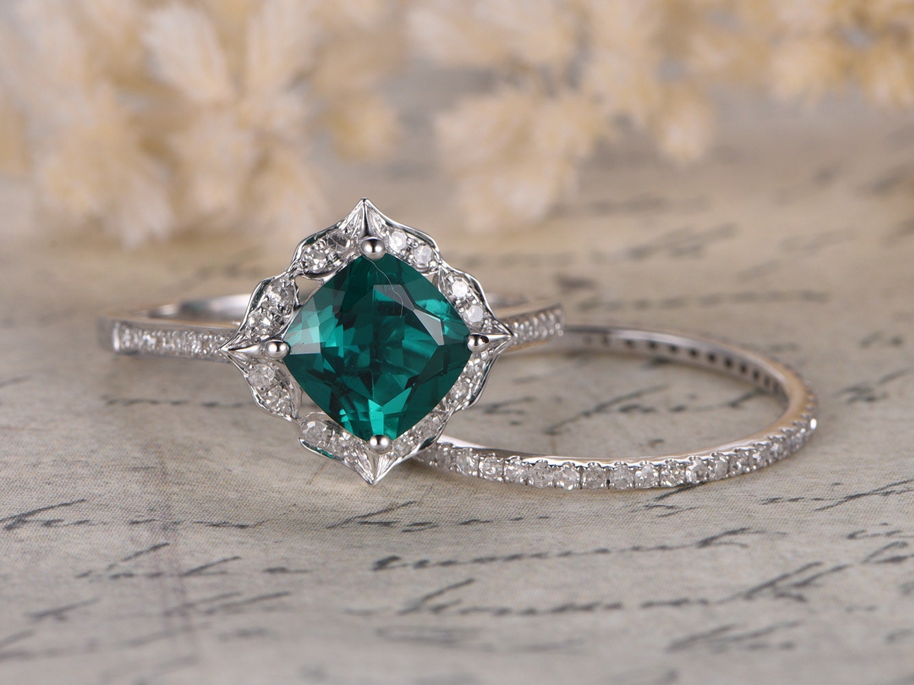 Bague de fiançailles en or blanc 14 carats, ornée d'une émeraude taille coussin et d'une alliance sertie de diamants.
