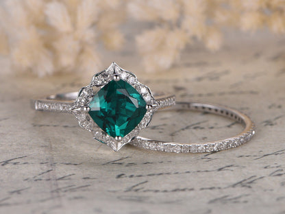 Bague de fiançailles en or blanc 14 carats, ornée d'une émeraude taille coussin et d'une alliance sertie de diamants.