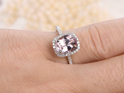 Bague de fiançailles en or rose 14 carats sertie d'une morganite ovale (7 x 9 mm) et d'un halo de diamants taille coussin.