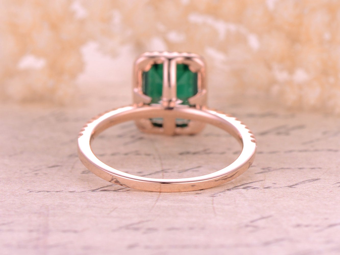 Bague de fiançailles en or rose 14 carats avec émeraude de 6 x 8 mm, pierre de naissance de mai, sertie d'un halo d'émeraude et de griffes boules.