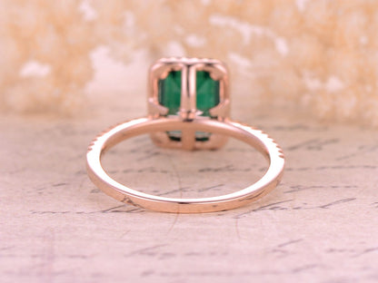 Bague de fiançailles en or rose 14 carats avec émeraude de 6 x 8 mm, pierre de naissance de mai, sertie d'un halo d'émeraude et de griffes boules.