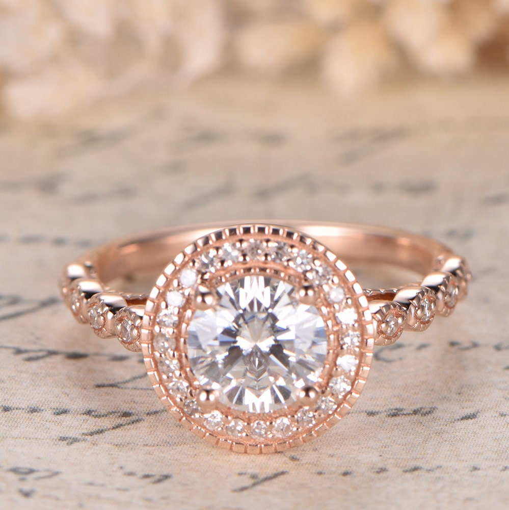 Bague de fiançailles vintage en moissanite VVS, alliance sertie de diamants et sertie d'un halo, en or rose massif 14 carats. Bague soleil ornée d'une moissanite ronde de 6,5 mm.