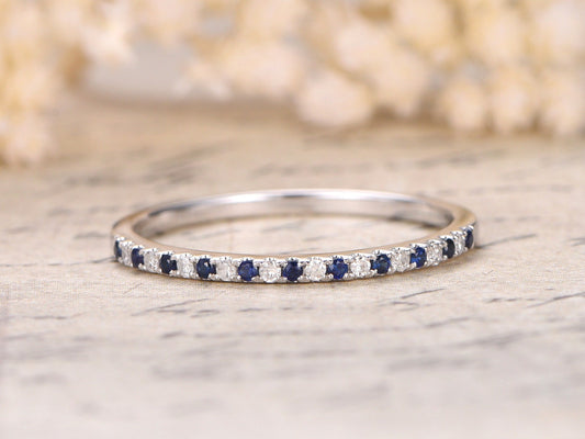 Alliance saphir demi-éternité, bague de fiançailles saphir, alliance pavée saphirs et diamants, alliance diamants en or blanc 14 carats