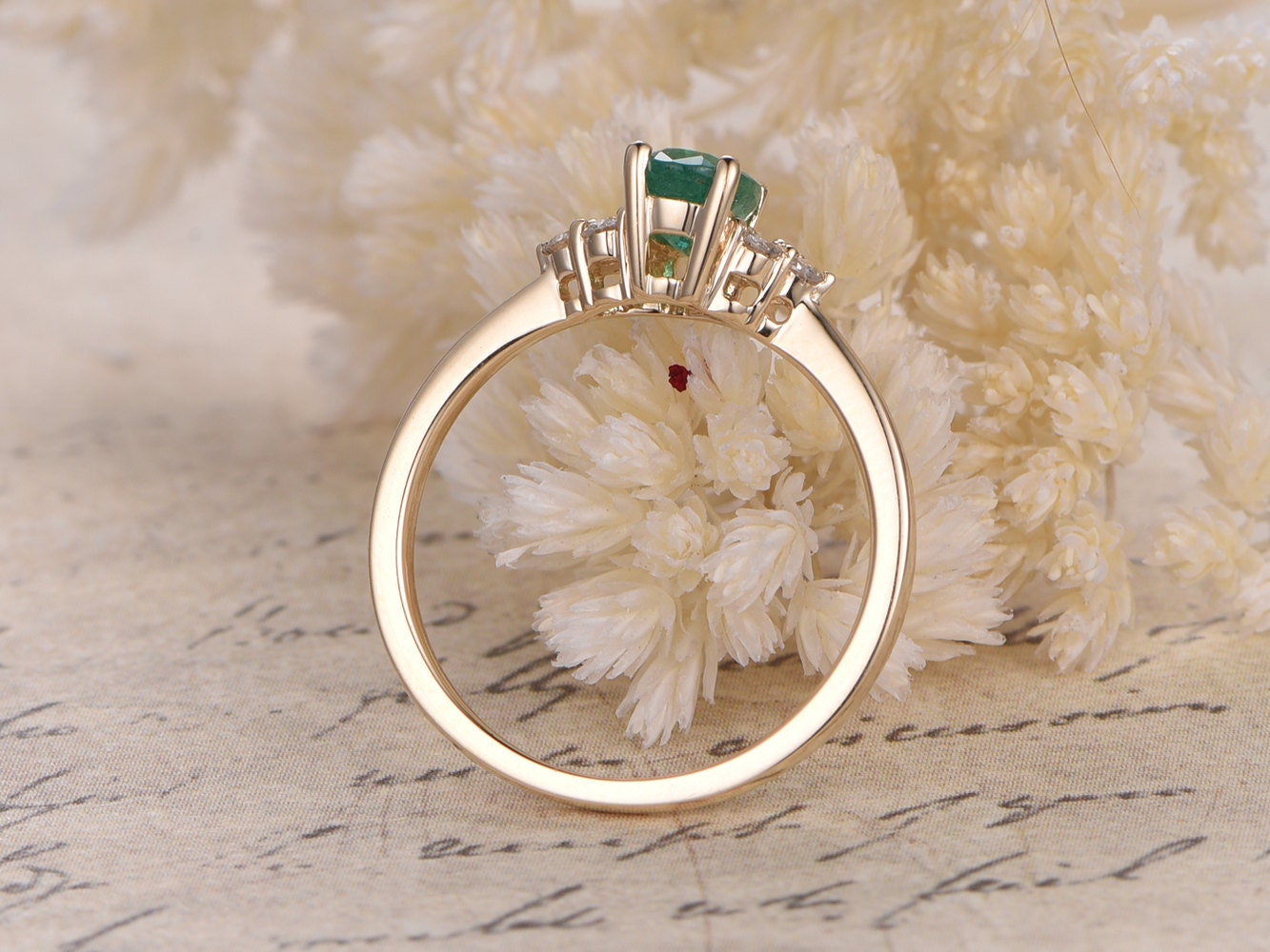 Bague en émeraude, bague en émeraude naturelle, bague en émeraude et diamants sur or jaune 14 carats