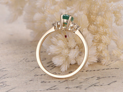 Bague en émeraude, bague en émeraude naturelle, bague en émeraude et diamants sur or jaune 14 carats