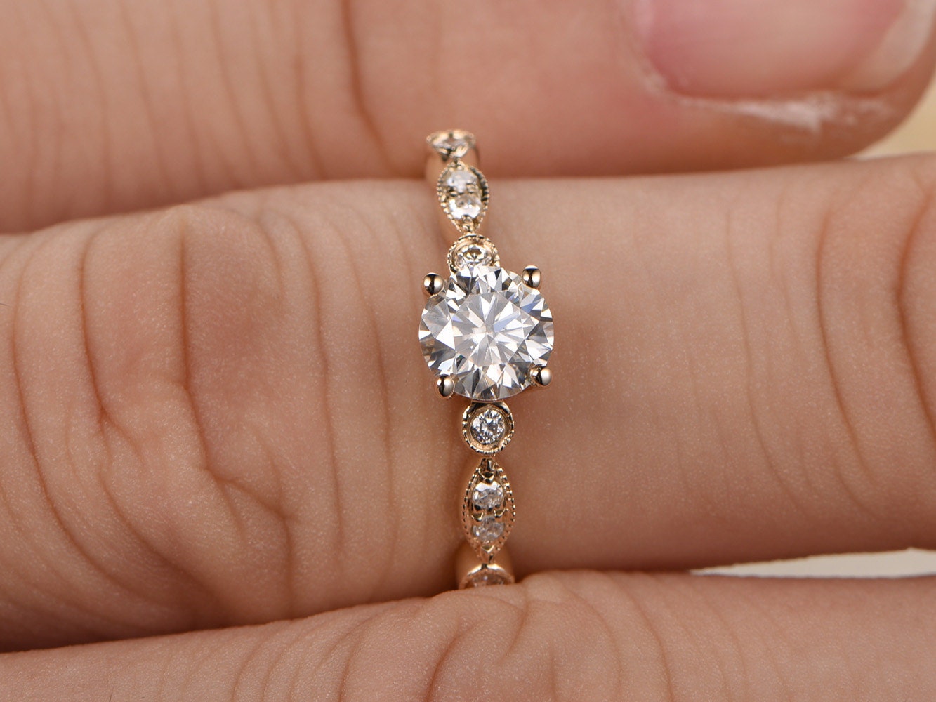Bague de fiançailles en moissanite, moissanite taille ronde 5 mm, style Art déco, alliance en or jaune 14 carats, bague délicate, style vintage