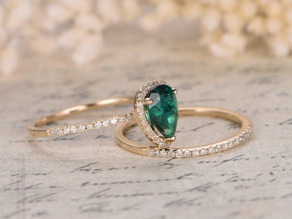 Bague de fiançailles en or blanc 14 carats avec émeraude taille poire et alliance en diamants, cadeau idéal pour la Saint-Valentin.