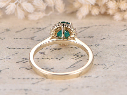 Bague de fiançailles/alliance en or jaune 14 carats avec émeraude traitée en laboratoire, pierre de naissance de mai, émeraude de 6 mm, bague de mariée sertie d'un halo de diamants de 1,5 mm.