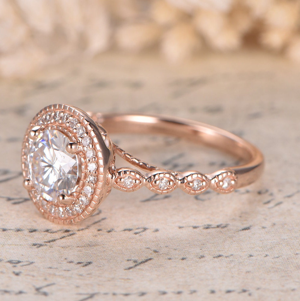 Bague de fiançailles vintage en moissanite VVS, alliance sertie de diamants et sertie d'un halo, en or rose massif 14 carats. Bague soleil ornée d'une moissanite ronde de 6,5 mm.