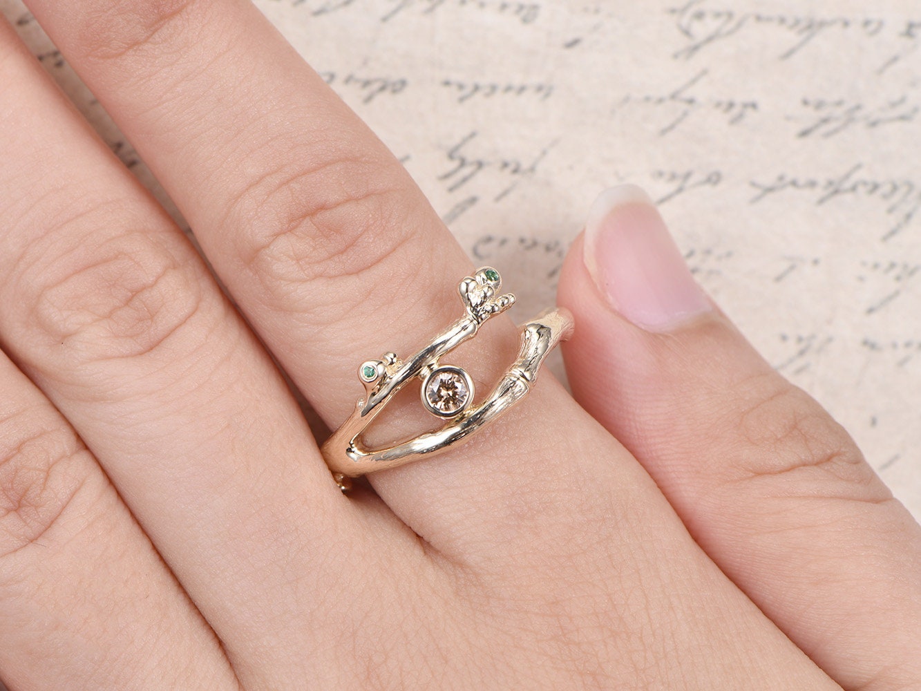 Alliance en or jaune 14 carats, finition brossée, sertie d'un diamant champagne naturel de 3 mm et d'une émeraude sertie clos. Bague de fiançailles classique à motif floral.