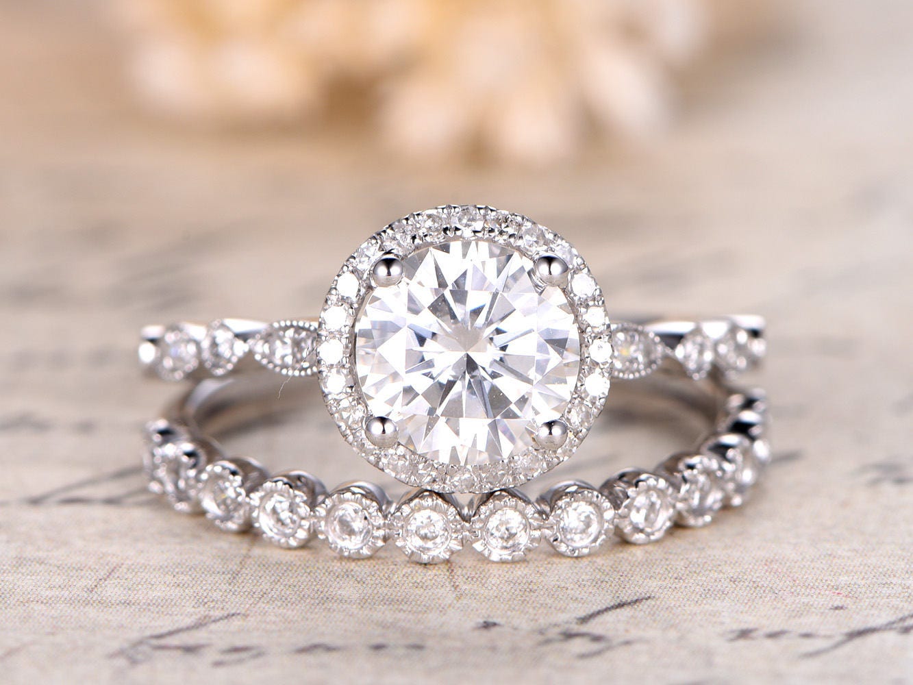 Ensemble de bagues en moissanite et diamants (2 pièces) en or blanc 14 carats. Bague de fiançailles en moissanite ronde de 6,5 mm et alliance en diamants pour femme.