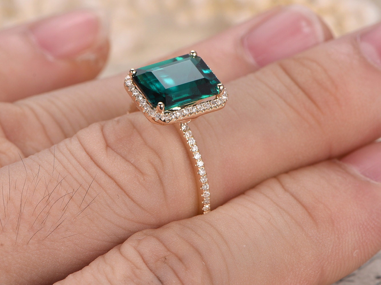 Bague de fiançailles en or jaune 14 carats avec émeraude de 6 x 8 mm, pierre de naissance de mai, sertie d'un halo d'émeraude et de griffes boules.
