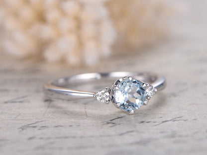 Bague de fiançailles en aigue-marine ronde de 5 mm VS Bague en aigue-marine en or blanc 14 carats, anneau simple Art déco, bague de promesse Art déco avec diamant, bague de mariée