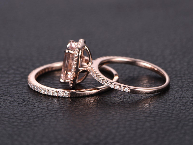 Ensemble de bagues en or rose 14 carats : bague de fiançailles et alliance en morganite taille émeraude (6 x 8 mm) et diamants.