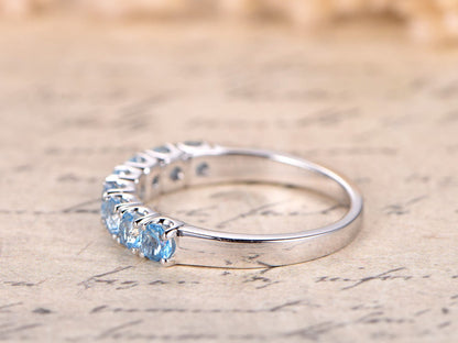 Bague en topaze bleue suisse, alliance en or blanc 14 carats, demi-alliance, bague de fiançailles en topaze, bague empilable, bague pavée de topazes, alliance en topaze