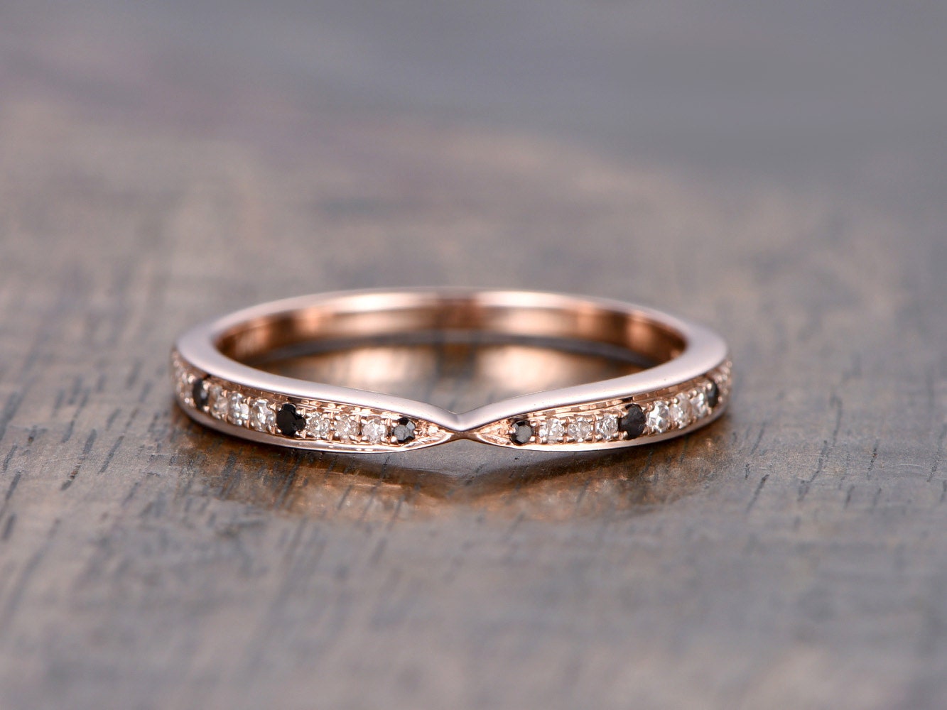 Alliance incurvée en diamants blancs et noirs, motif chevron, demi-alliance, style Art déco, bague empilable vintage, or rose 14 carats