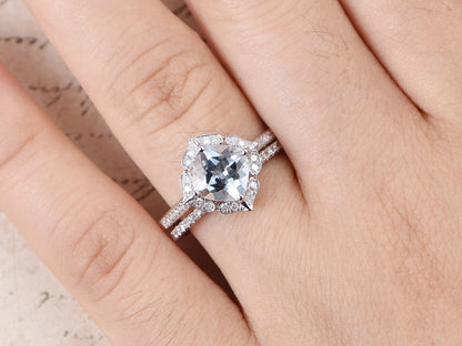 Ensemble de deux bagues de mariage en or blanc 14 carats, serties d'une aigue-marine taille coussin de 7 mm et de diamants.