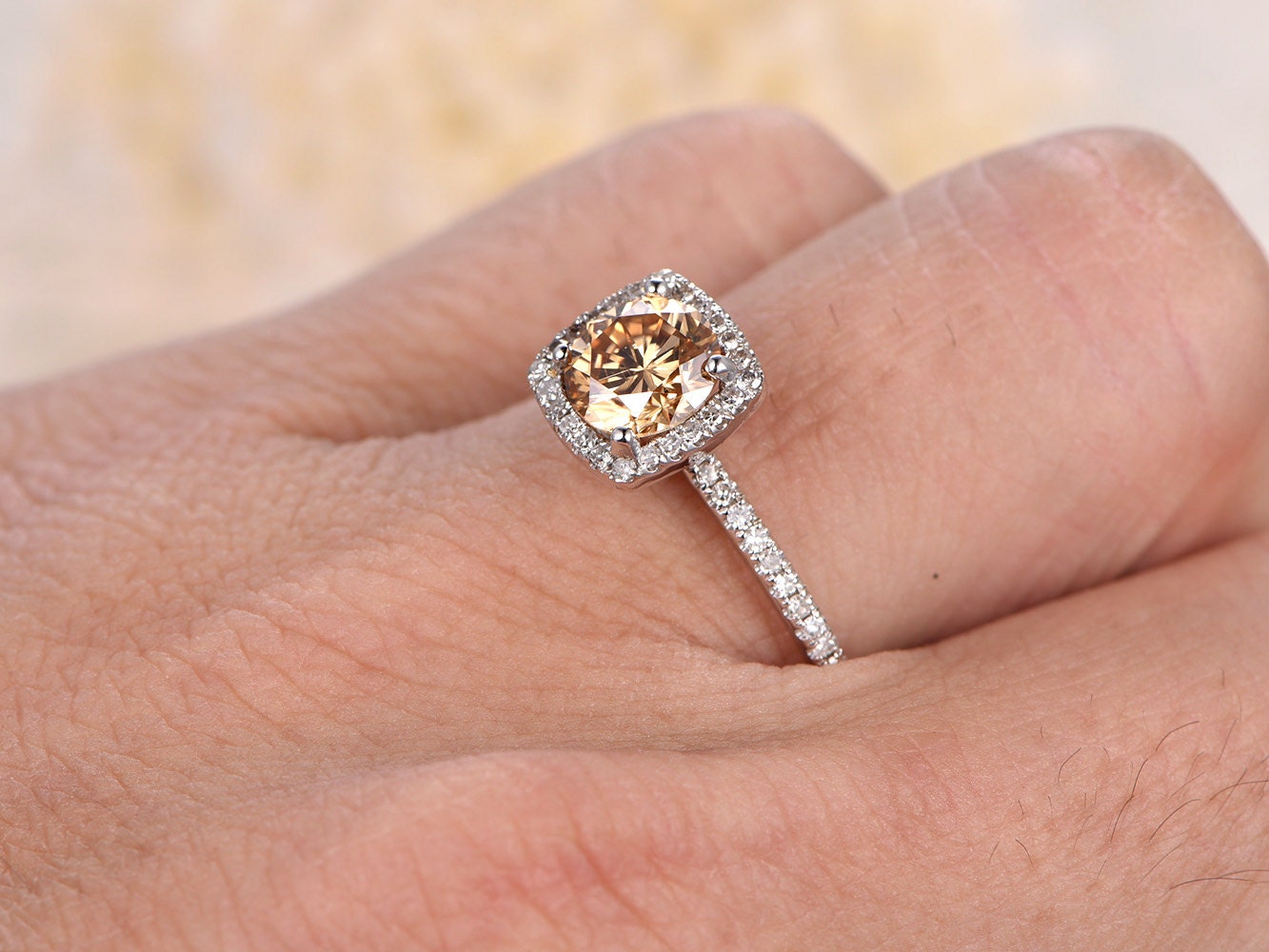 Bague de fiançailles en moissanite taille coussin et halo rond, 6,5 mm, couleur champagne, sertie de diamants, alliance en or blanc 14 carats, style vintage.
