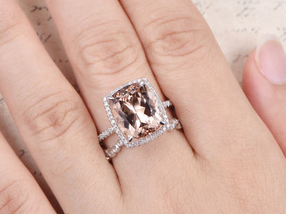 Ensemble de bagues en or rose 14 carats avec morganite, alliance sertie de diamants et halo de diamants. Bague sertie de diamants taille coussin 10x12mm. Ensemble de 2 bagues de fiançailles.
