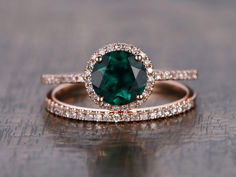 7mm-round-cut-emerald-engagement-ring-set-2pcs-14k-rose-gold-diamond-halo-design-half-eternity-band