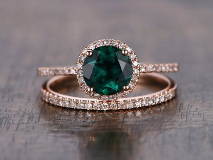 7mm-round-cut-emerald-engagement-ring-set-2pcs-14k-rose-gold-diamond-halo-design-half-eternity-band