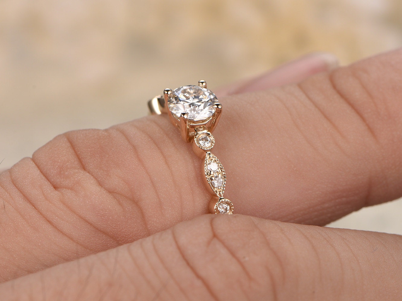 Bague de fiançailles en moissanite, moissanite taille ronde 5 mm, style Art déco, alliance en or jaune 14 carats, bague délicate, style vintage