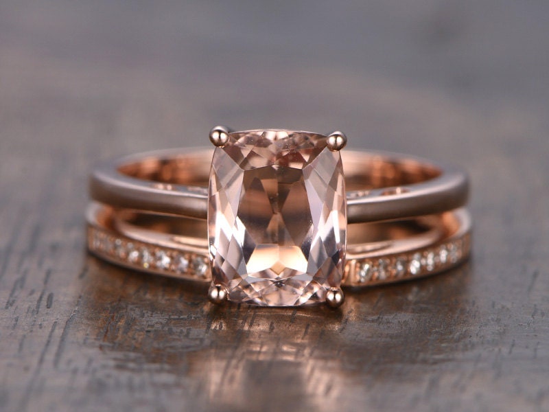 Ensemble de bagues : morganite taille coussin 7x9 mm, bague de fiançailles taille émeraude et alliance en diamants, or rose 14 carats.