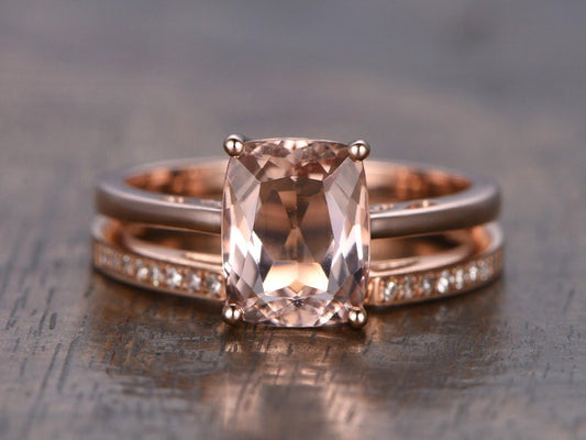 Ensemble de bagues : morganite taille coussin 7x9 mm, bague de fiançailles taille émeraude et alliance en diamants, or rose 14 carats.