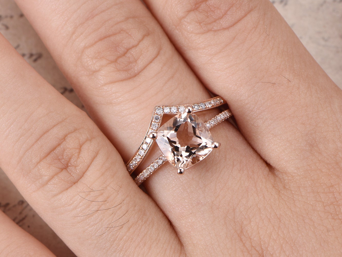 Ensemble de bagues en morganite 8 mm, or rose et diamants : alliance, bague de fiançailles, solitaire, bague de demande en mariage (2 pièces).