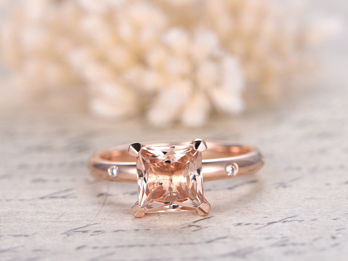 Bague solitaire en or rose 14 carats avec accent de moissanite et pierre précieuse rose taille princesse de 7 mm.