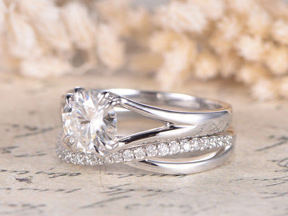 7mm-round-cut-moissanite-engagement-ring-set-2pcs-14k-white-gold-plain-band-split-shank-diamond-twist-band