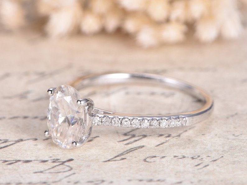 Bague de fiançailles en or blanc 14 carats avec moissanite ovale VVS, alliance en diamant ovale 6x8 mm, bague de promesse, bague solitaire unique en or 14 carats pour femme.