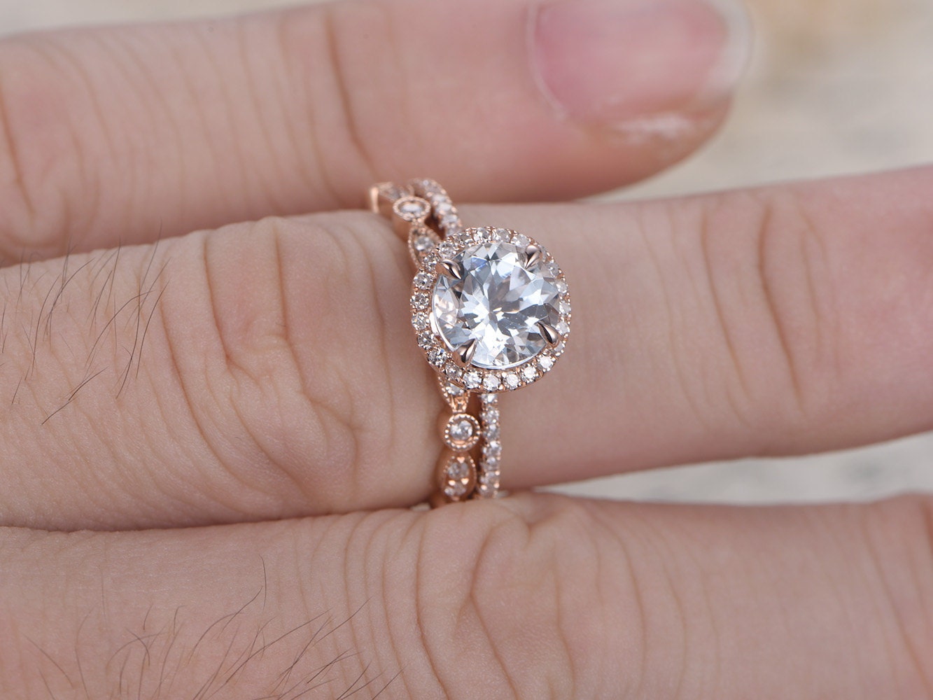 Bague de fiançailles et alliance en or rose 14 carats, demi-alliance, sertie d'une aigue-marine taille ronde de 6,5 mm et de diamants. Style Art déco.