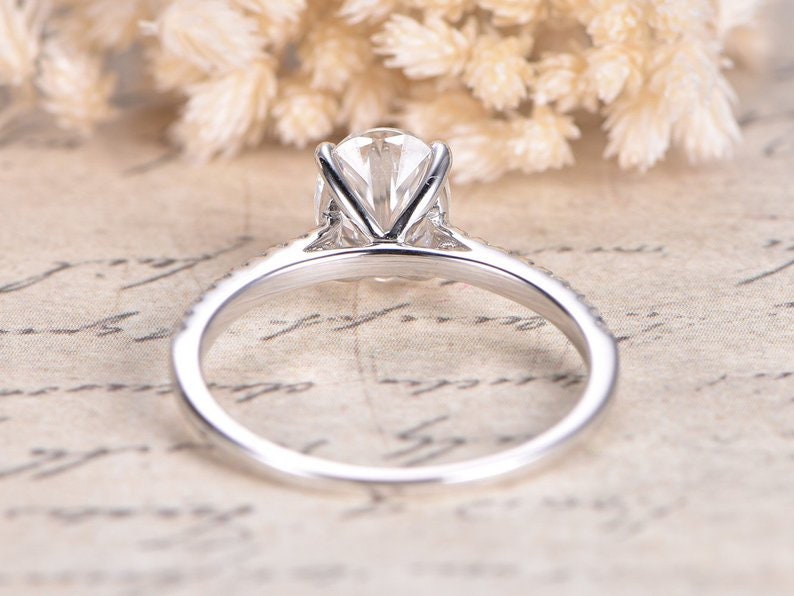 Bague de fiançailles en or blanc 14 carats avec moissanite ovale VVS, alliance en diamant ovale 6x8 mm, bague de promesse, bague solitaire unique en or 14 carats pour femme.